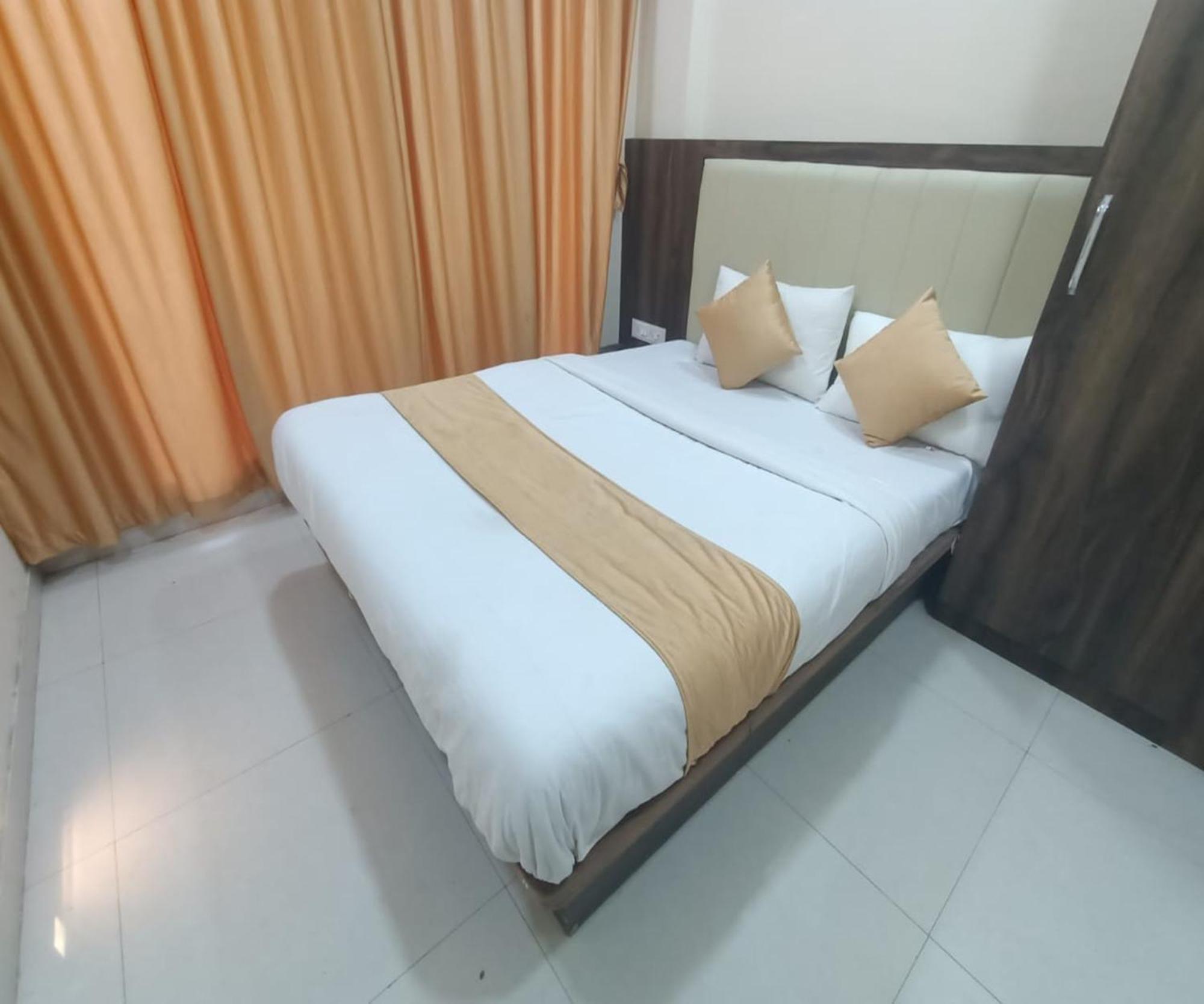 Hotel Om Sai Navi Mumbai Exteriör bild