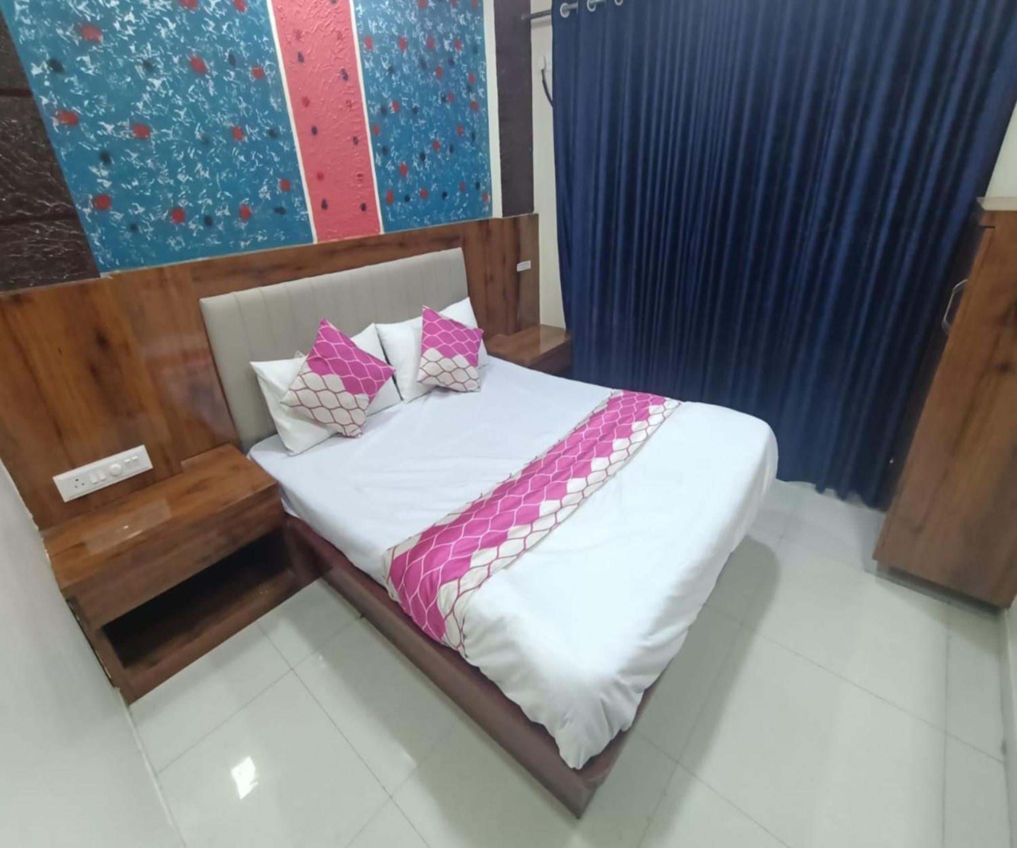 Hotel Om Sai Navi Mumbai Exteriör bild