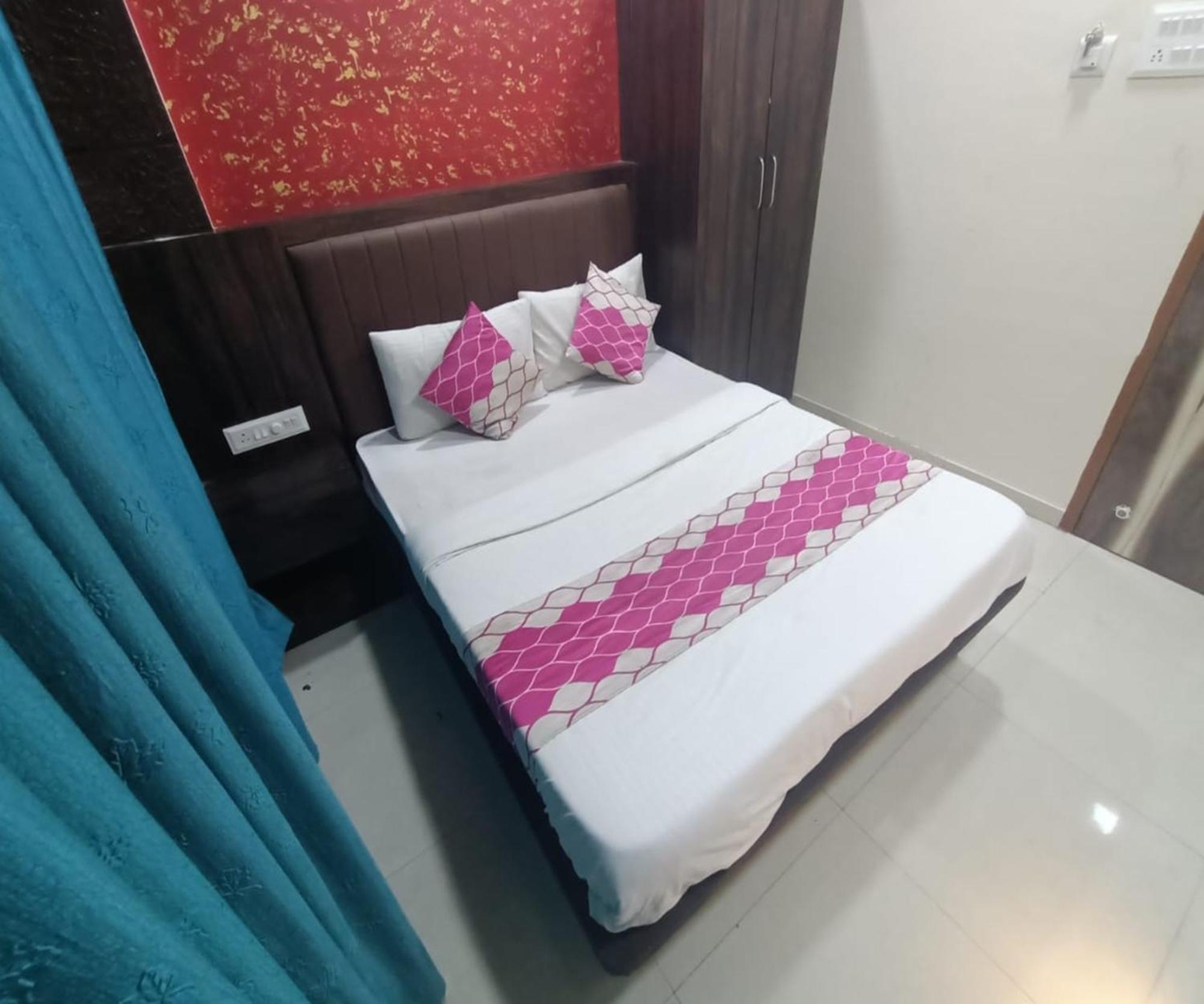 Hotel Om Sai Navi Mumbai Exteriör bild