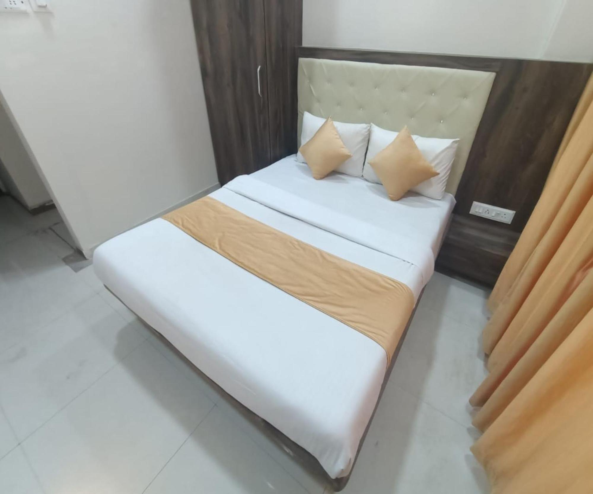 Hotel Om Sai Navi Mumbai Exteriör bild