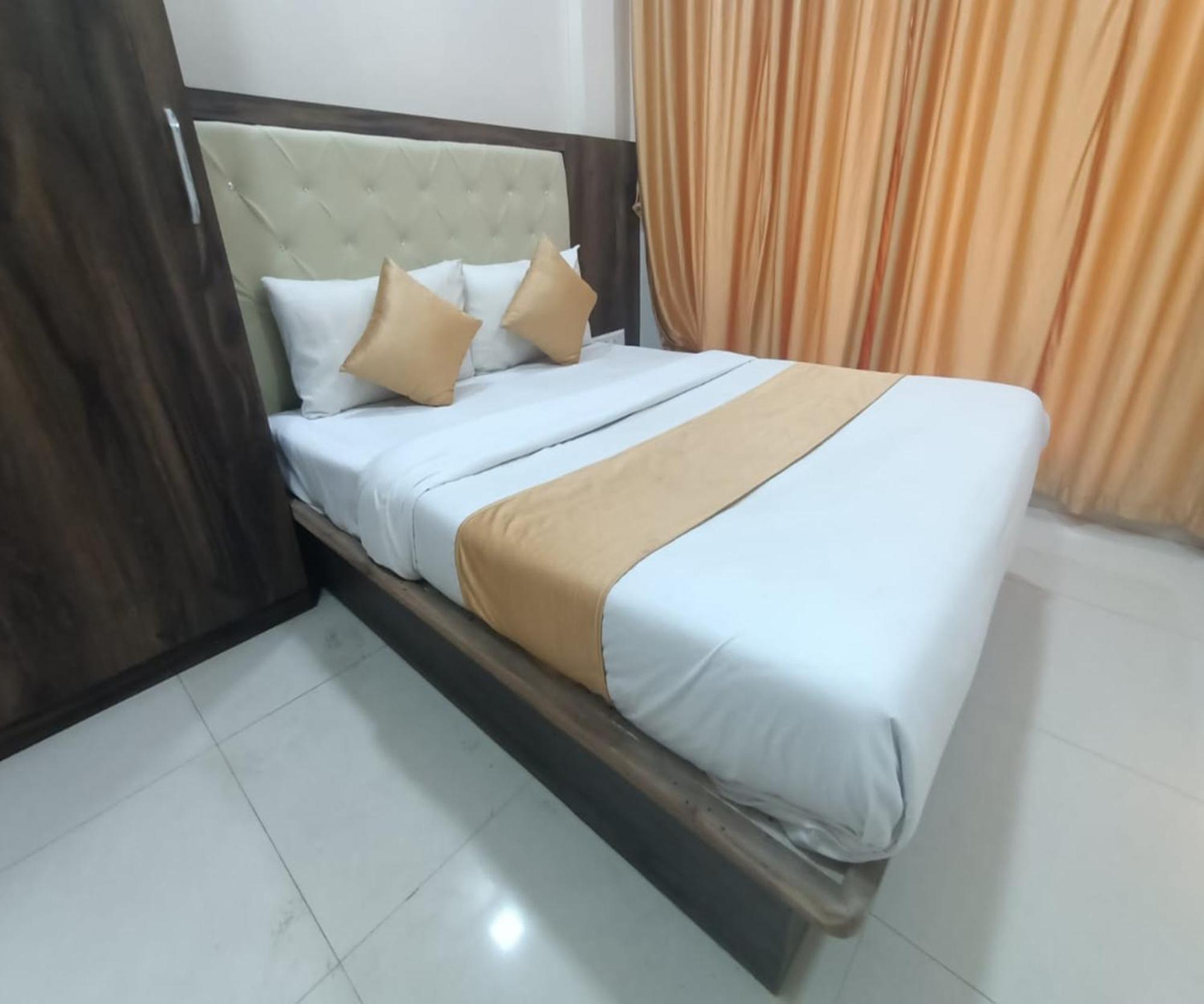Hotel Om Sai Navi Mumbai Exteriör bild