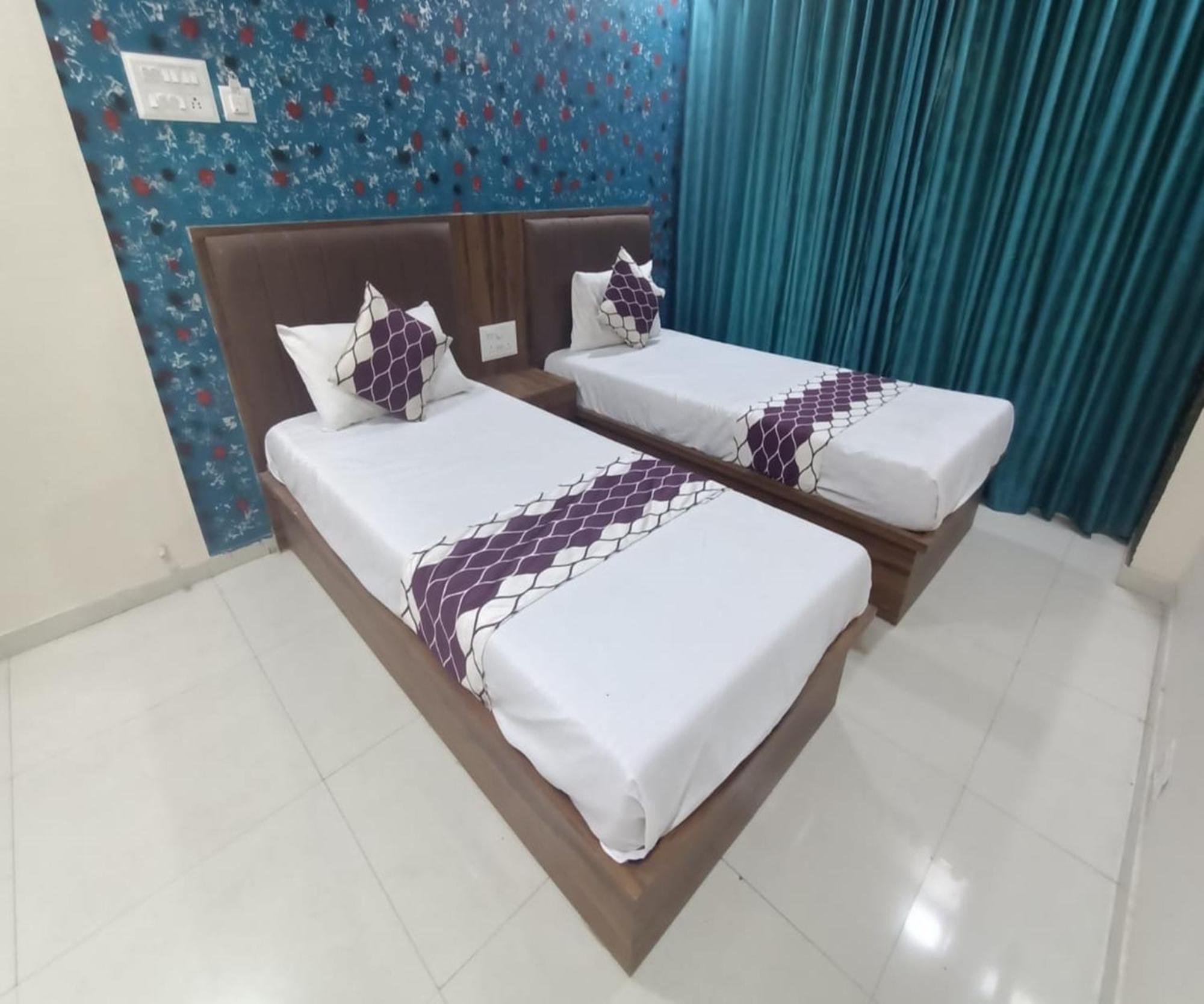 Hotel Om Sai Navi Mumbai Exteriör bild