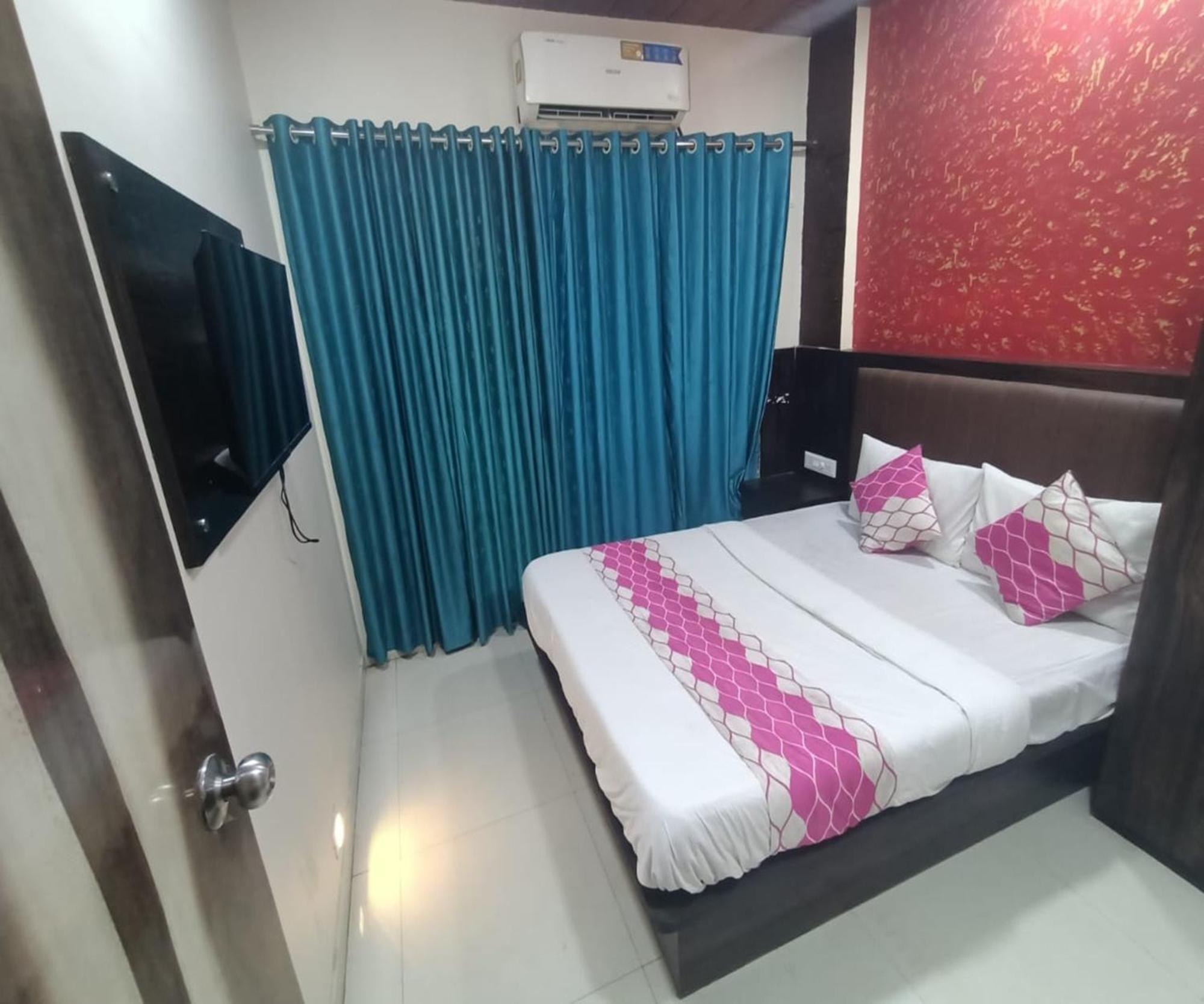 Hotel Om Sai Navi Mumbai Exteriör bild